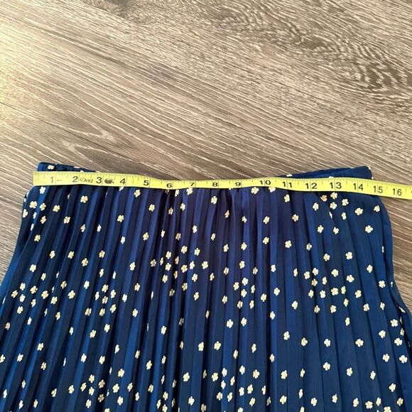 J. Crew Pleated pull-on luster charmeuse midi skirt in tiny blooms print - Picture 4 of 7